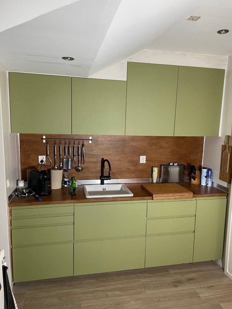 Olijfgroene keuken met kookeiland