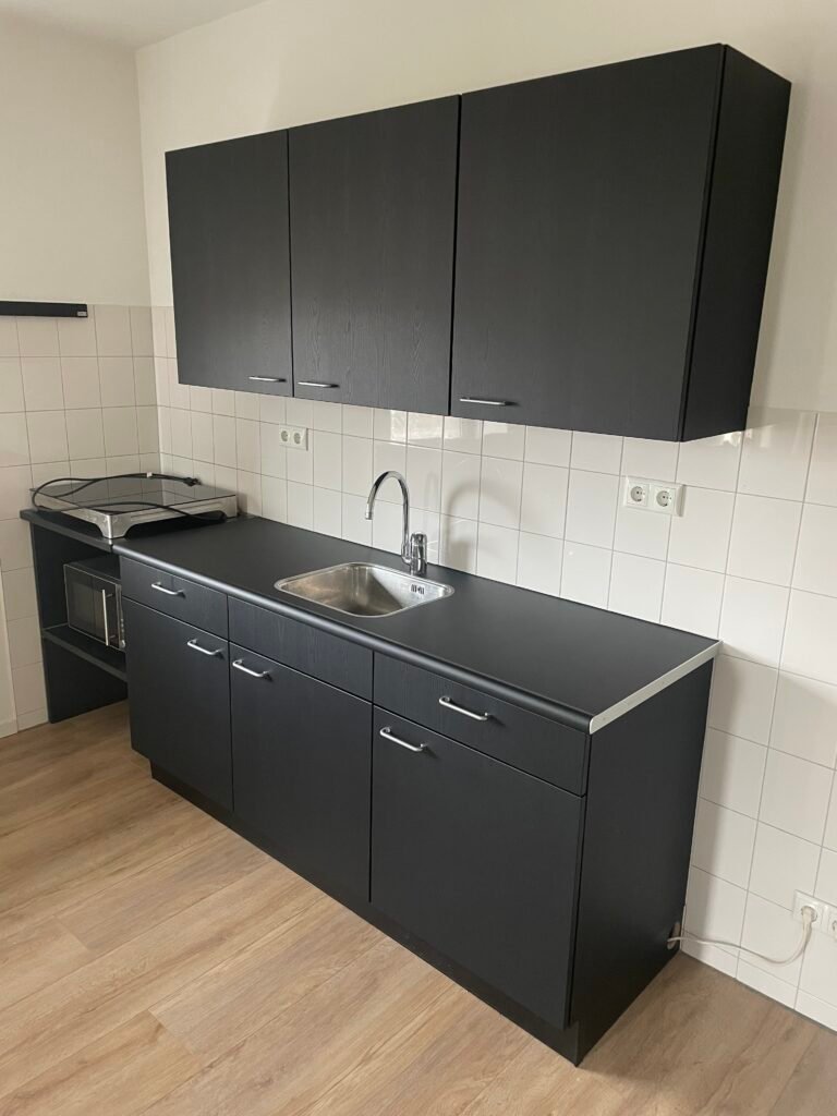 Mat zwarte rechte keuken