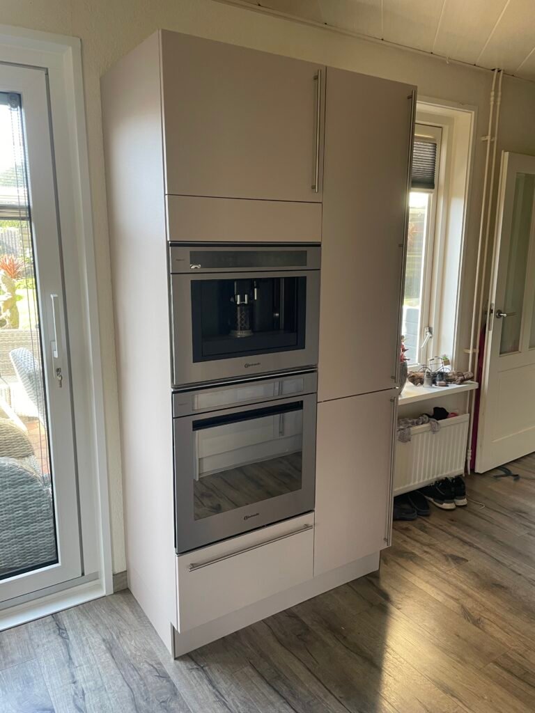 Taupe kastenwand met inbouw