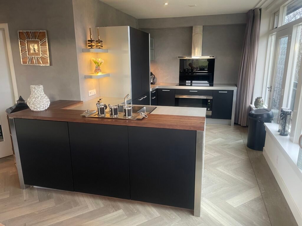 Mat zwarte L-keuken met kookeiland