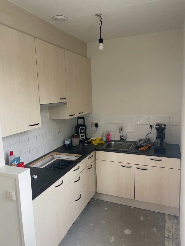 Licht houten L-keuken