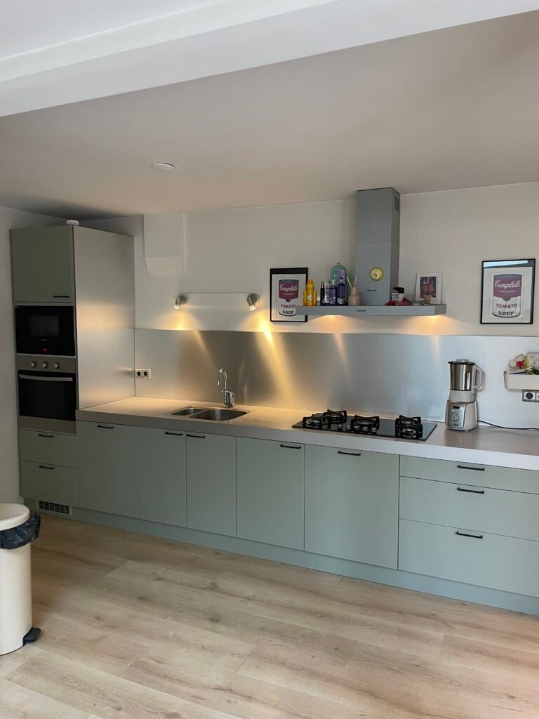 Mintgroene rechte keuken