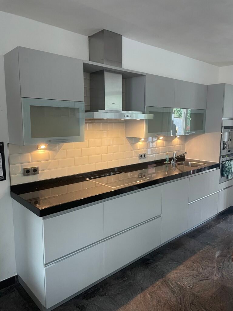 Grijs-witte moderne keuken