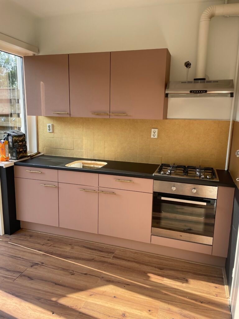 Roze keuken met gouden details