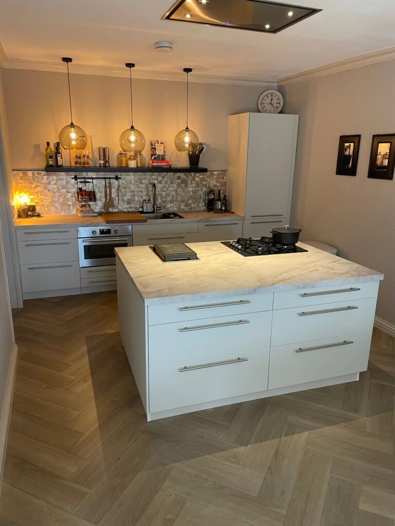 Witte kookeiland-keuken