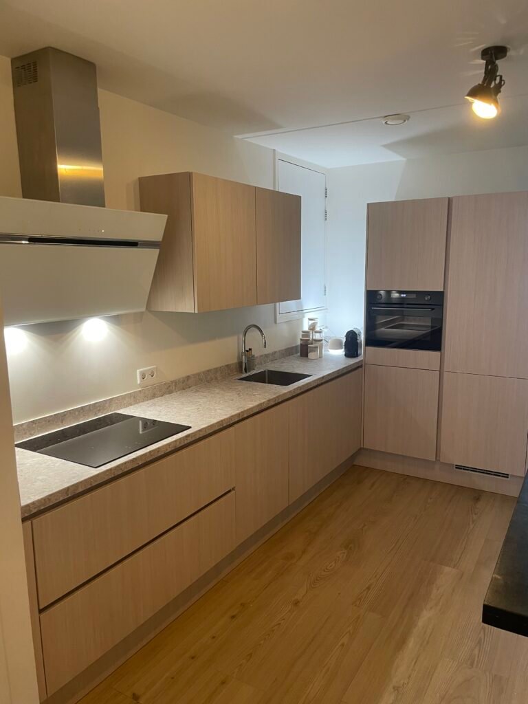 Lichte houtlook met marmerlookblad